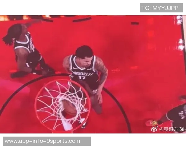 杰伦布朗意外撞击K乔治白T恤沾满发际线粉成新焦点 杰伦布朗意外撞击K乔治白T恤沾满发际线粉成新焦点