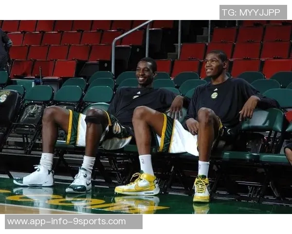 美媒对比杰夫格林与KD新秀赛季定妆照展现岁月轮回之美 美媒对比杰夫格林与KD新秀赛季定妆照展现岁月轮回之美