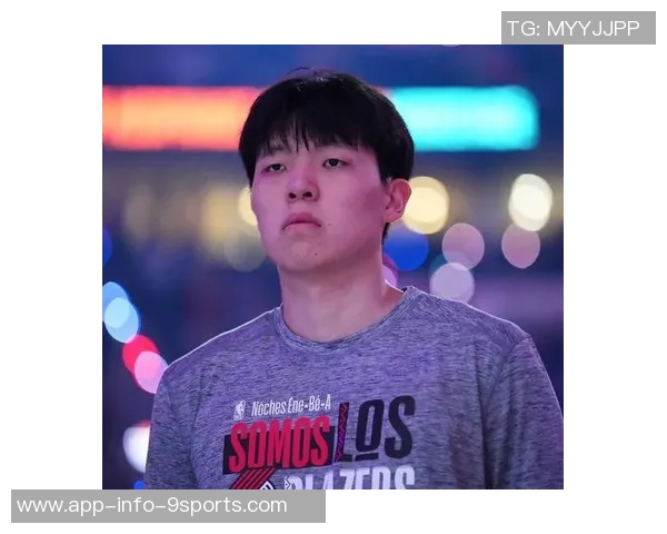 开拓者众将亮相秀场杨瀚森背粉色书包格兰特传统服饰引关注 开拓者众将亮相秀场杨瀚森背粉色书包格兰特传统服饰引关注